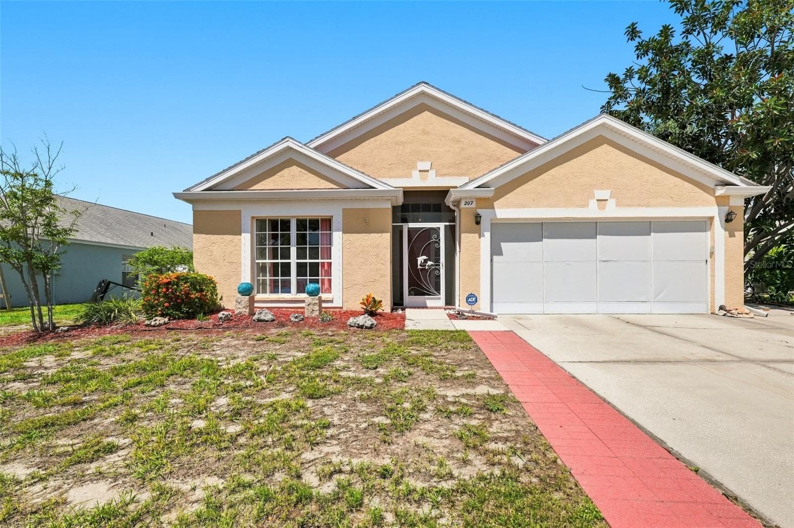 207 LAKEWAY LANE